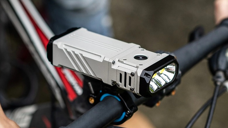 A Wuben Lightok X1 attached to bicycle handlebar.