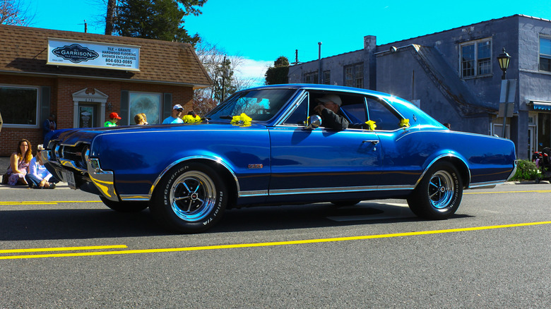 Oldsmobile Cutlass 442 parade driving