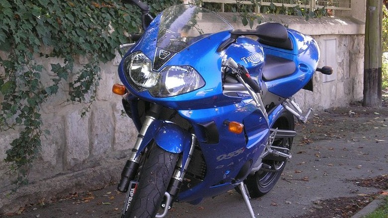 Triumph Daytona 955i parked sidewalk