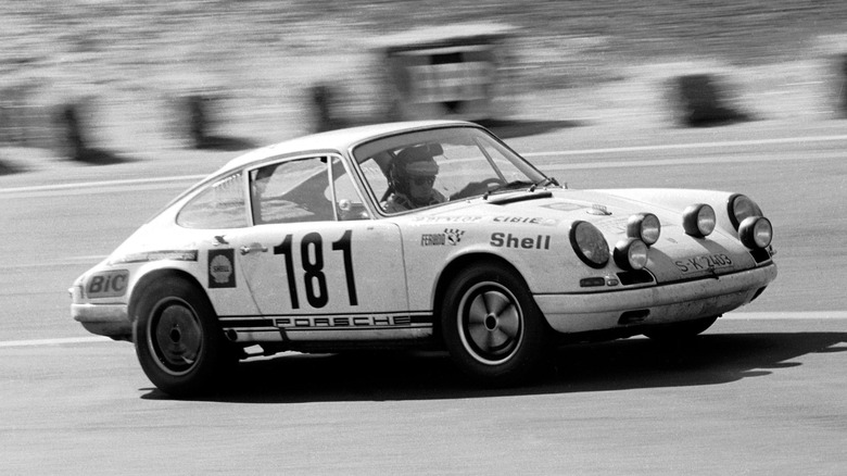 Porsche 911 R '67 racing in period