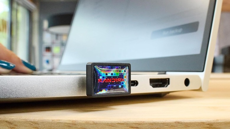 A SANDISK 512GB Extreme Fit USB-C Flash Drive