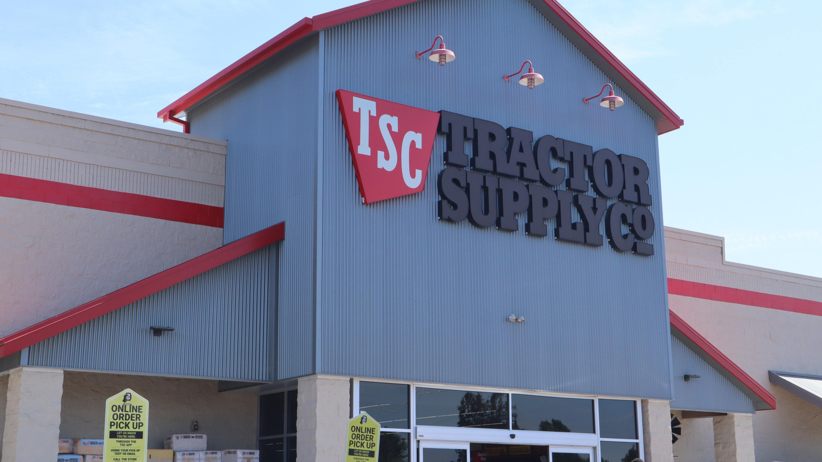 5 Of The Spookiest Halloween Animatronics For Sale At Tractor Supply In October 2026