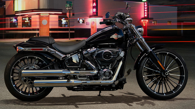 Side profile view of the 2025 Harley-Davidson Breakout 117
