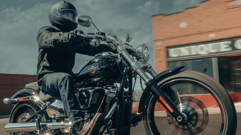 front-side view of a man ridding a 2025 Harley-Davidson Breakout 117