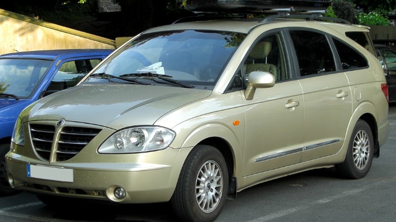 Gold Ssangyong Rodius in a parking lot