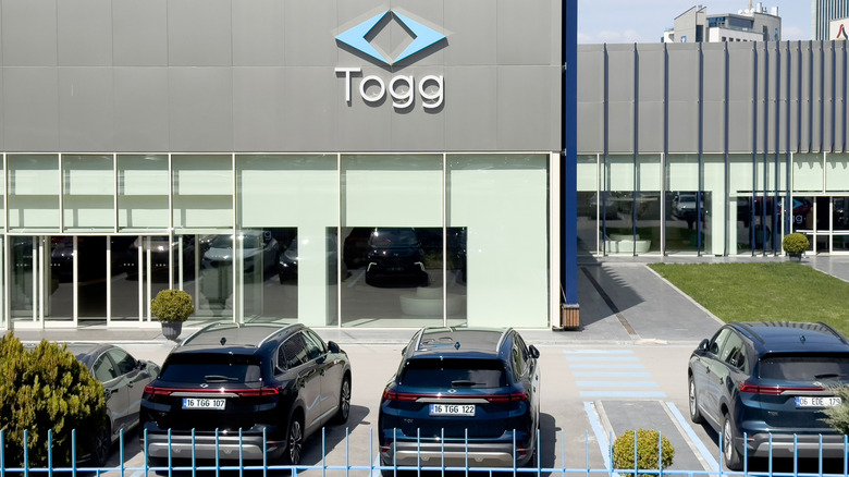 An image of the TOGG showroom, with a couple cars parked out front