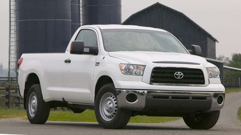Front 3/4 view of 2009 Toyota Tundra