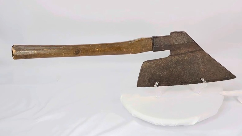 A goosewing axe on a rotating base
