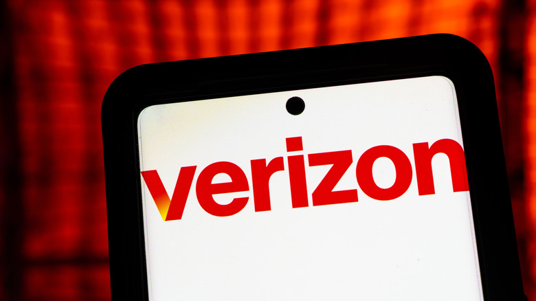 A Verizon logo on a mobile phone screen