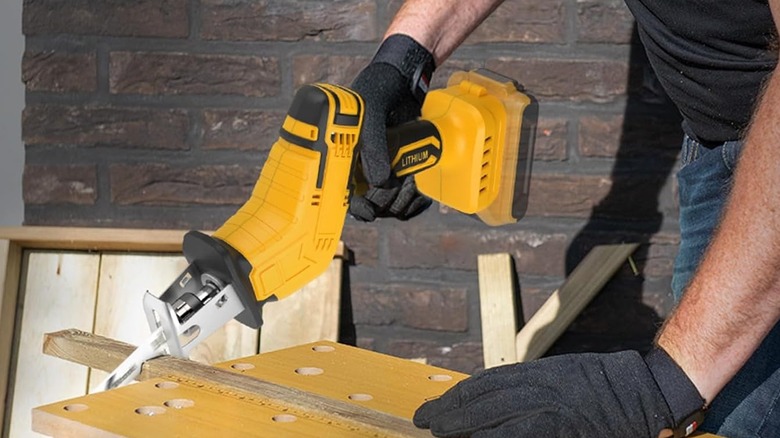 Saminvor Cordless Reciprocating Saw in use