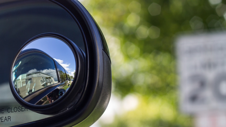 Close-up of right-side panoramic mirror insert on SUV