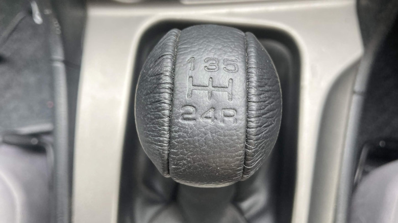 Close-up of 5-speed transmission shifter knob seen from above.