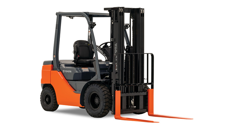 Toyota 8FGCU25 Core IC Pneumatic Forklift front 3/4 view