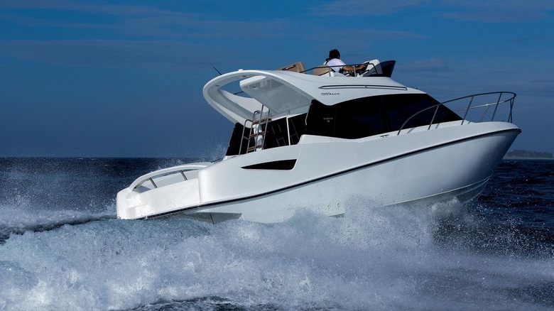 Toyota Ponam 31 yacht while sailing rear 3/4 view