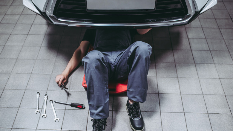 Mechanic fixing car