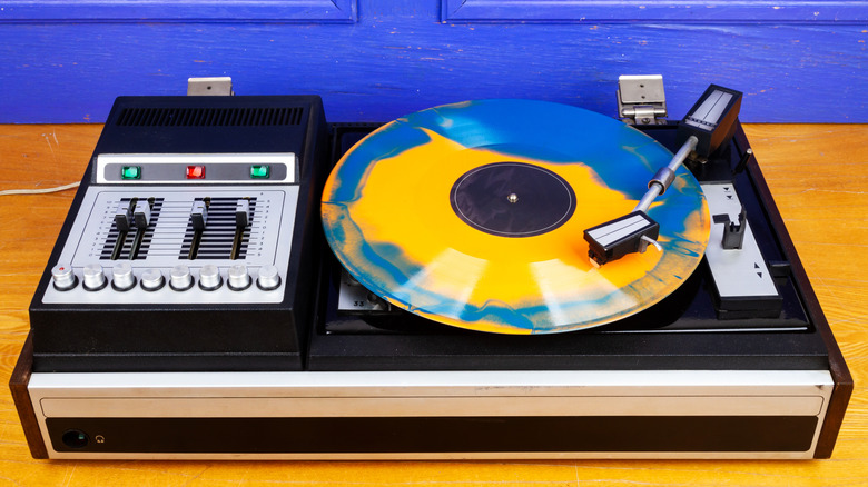 A vintage record player with a blue and orange vinyl.