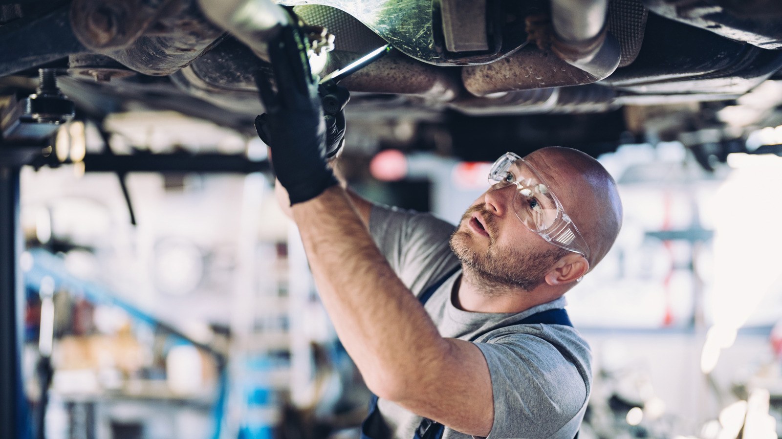 5 Red Flags Mechanics Can Spot In Seconds When Inspecting Your Car