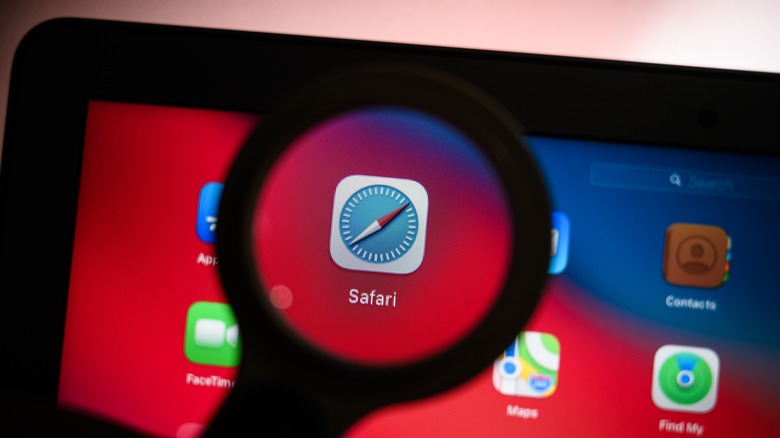 close-up of Safari icon on laptop screen
