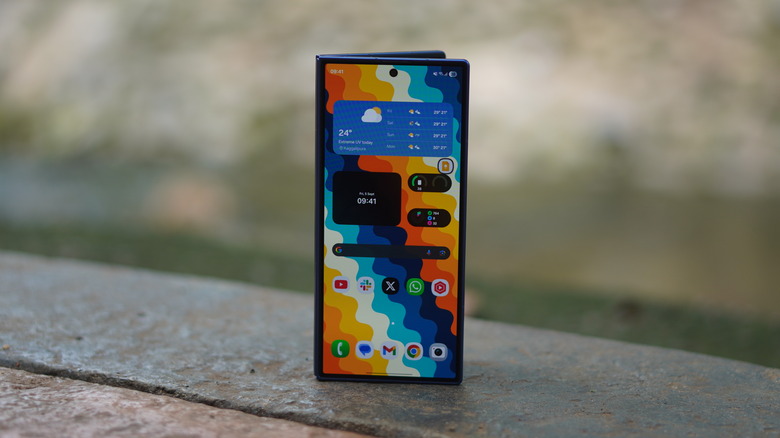The Galaxy Z Fold 7's cover display