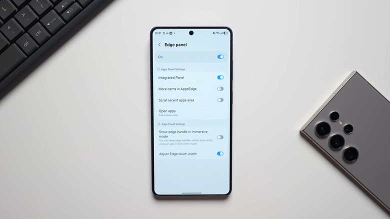 Samsung Galaxy phone showing Edge Panels settings