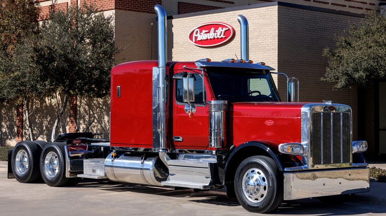 Peterbilt 589 72-inch sleeper