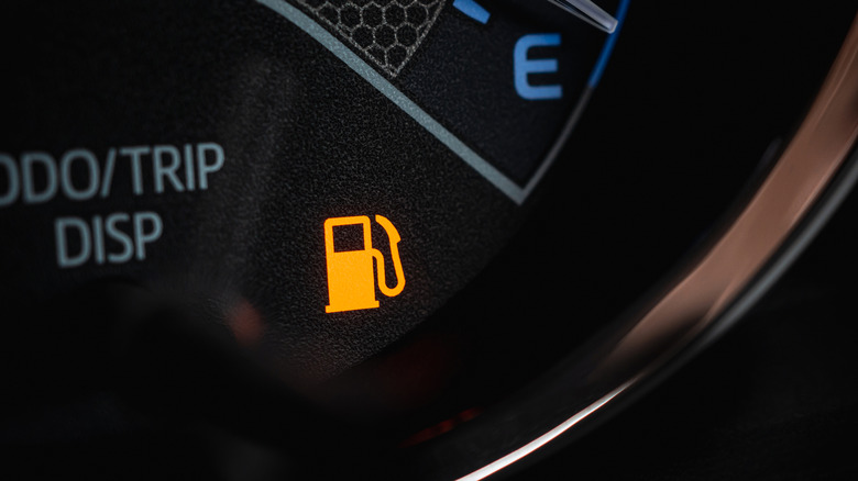 Illuminated automobile gas light showing that the tank is empty