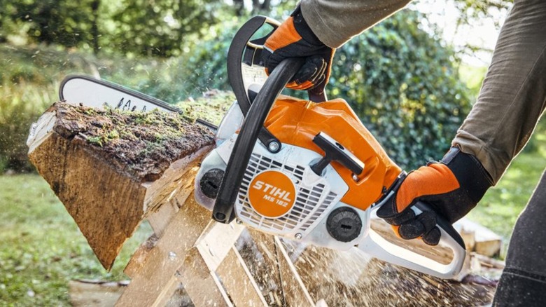cutting log with Stihl MS 162 chainsaw