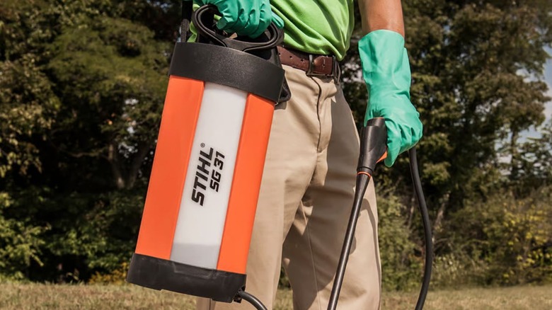 A person holding the Stihl SG 31 Handheld Sprayer.