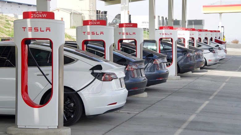 Teslas carregando em superchargers