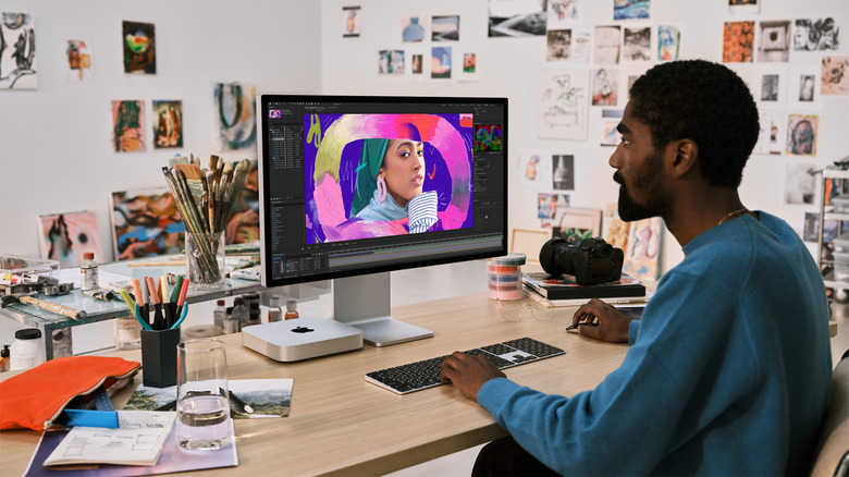 Person using a Mac Mkni