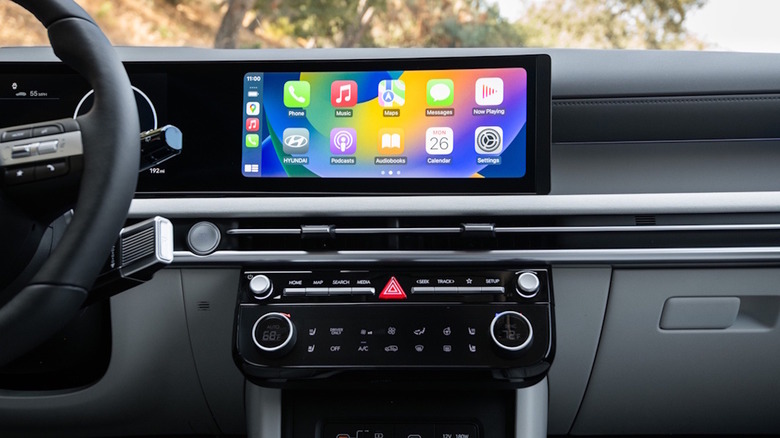 The infotainment system of a 2025 Hyundai Tucson Hybrid
