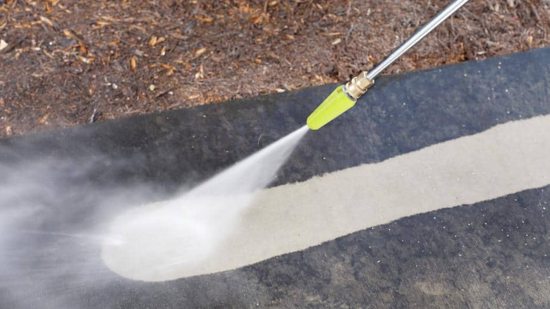 A Ryobi 3,300 PSI Turbo Nozzle in use.