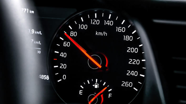 Speedometer in km/h reading 70 with 260 maximum