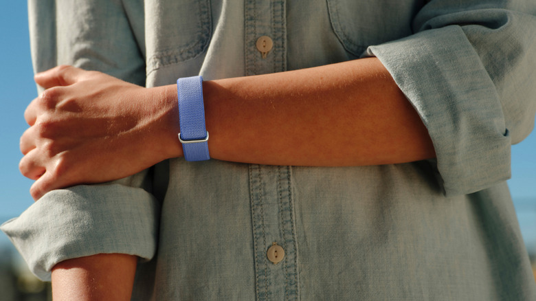 A person wearing the Fitbit outside