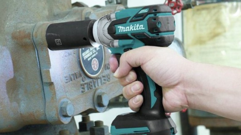 Person using torque wrench on bolt