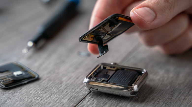 removing the screen from an Apple Watch