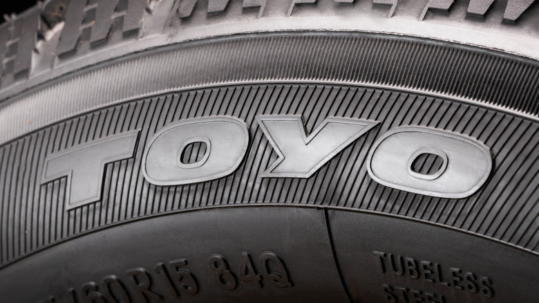 Closeup of a Toyo tire logo