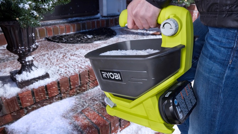 Ryobi 18V One+ 1-gallon Power Spreader