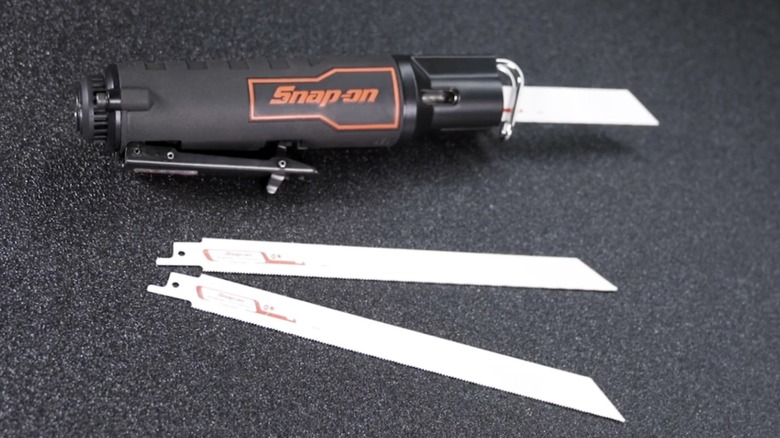 Snap-On Heavy-Duty Reciprocating Air Saw with extra blades