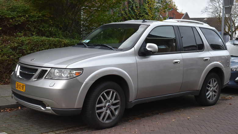 Front 3/4 view of Saab 9-7X Aero in suburban setting