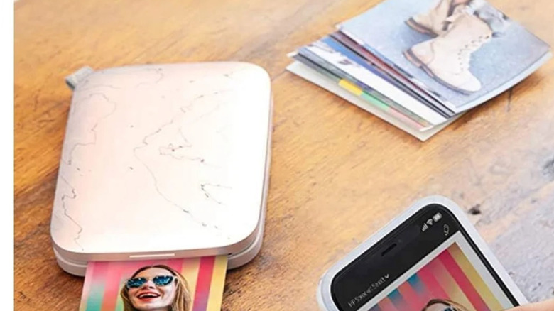 HP Sprocket Select prints a photo from a smartphone