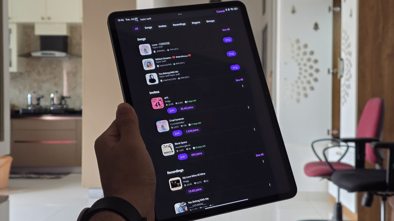 The Smule Karaoke app running on an Android tablet