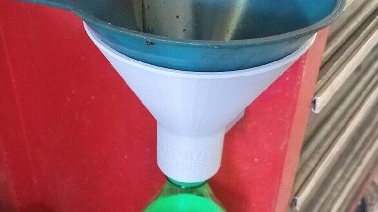 Generic brand magnetic funnel holder