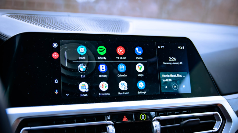 Android auto on irregular shaped screen