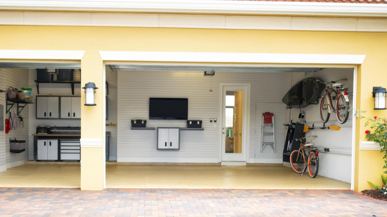 Garage with TV and speakers on the wall