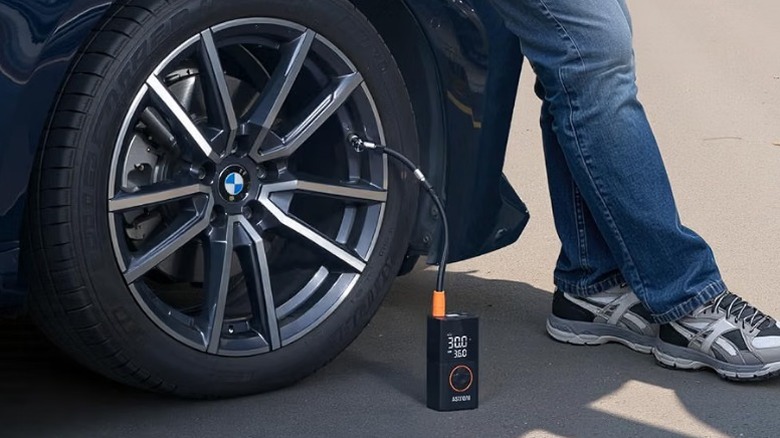 Tire Inflator filling tire