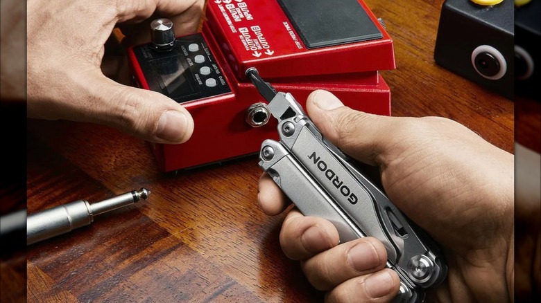 Gordon 20-in-1 Multi-Tool in use