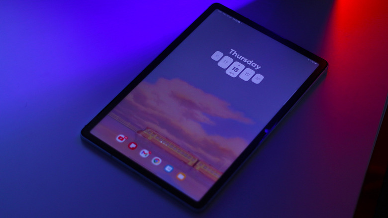 Tablet with a minimal home screen