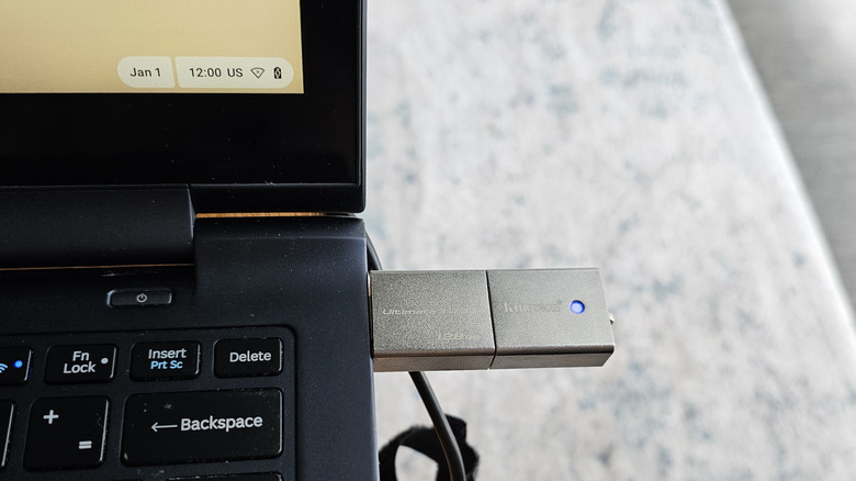 Running ChromeOS Flex from a live USB flash drive connected to laptop