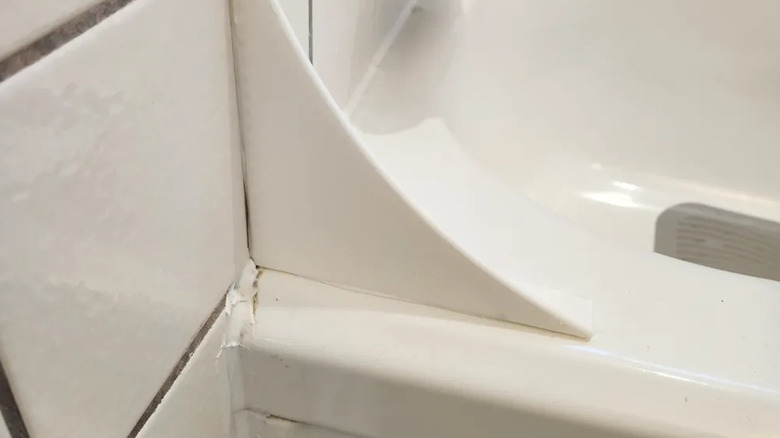 Splash guard installed on a bathtub